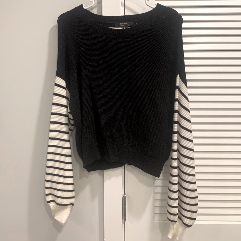 Puffy sleeved sweater